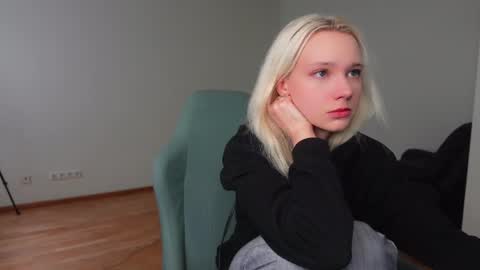 Agelina Lilly Laura online show from 04/17/26, 05:54