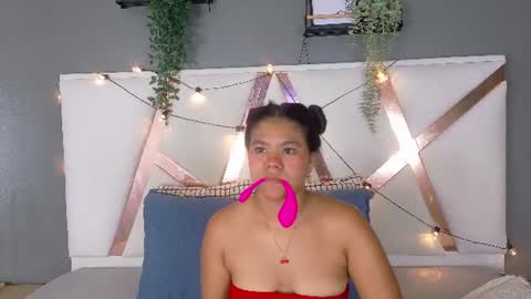 Snapshot of ahslyevans__ chatting on 06/16/26, 08:00 AHSLY online show from 06/16/26, 08:00