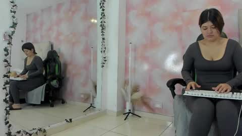 karoline  online show from 11/25/25, 06:41