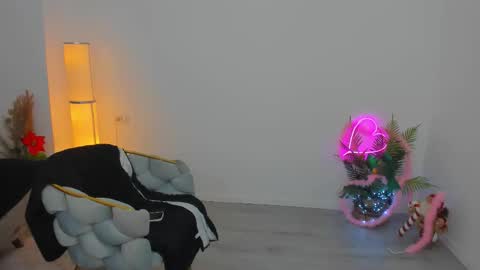 Snapshot of aileen_stone chatting on 12/01/25, 04:23 Aileen online show from 12/01/25, 04:23