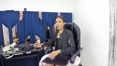 Snapshot of aisha_hotts777 chatting on 05/29/26, 08:18 Aisha online show from 05/29/26, 08:18