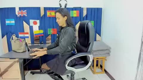 Snapshot of aisha_hotts777 chatting on 06/29/26, 06:19 Aisha online show from 06/29/26, 06:19