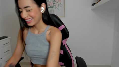 Snapshot of aitana05 chatting on 02/15/25, 11:06 VALENTINA independent online show from 02/15/25, 11:06