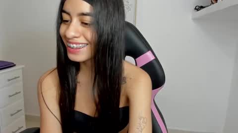 Snapshot of aitana05 chatting on 03/06/25, 12:32 VALENTINA independent online show from 03/06/25, 12:32