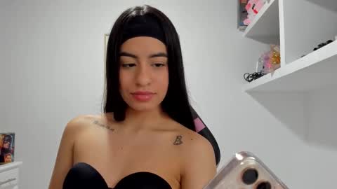 Snapshot of aitana05 chatting on 11/17/25, 02:28 VALENTINA independent online show from 11/17/25, 02:28