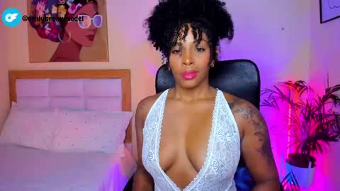 Snapshot of aitana_brown chatting on 05/19/26, 10:05 Aitana Brown online show from 05/19/26, 10:05