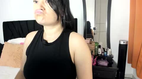 Snapshot of akanekihm chatting on 05/16/26, 10:01 MIRANDA online show from 05/16/26, 10:01