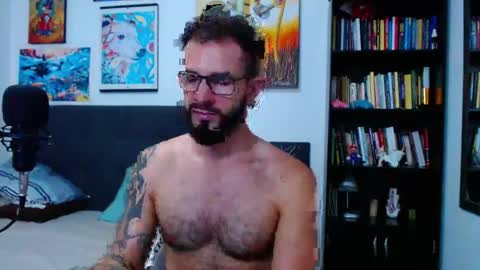 Snapshot of akiles_r chatting on 11/25/25, 12:54 akiles online show from 11/25/25, 12:54