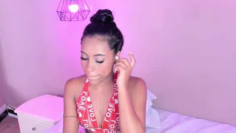 Snapshot of alahia_betancur chatting on 03/04/25, 06:18 Alahia  online show from 03/04/25, 06:18