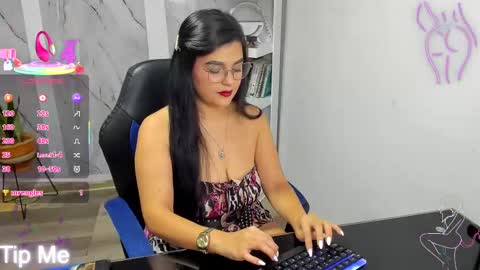 Snapshot of alayasmile chatting on 09/25/25, 11:19 Alaya online show from 09/25/25, 11:19