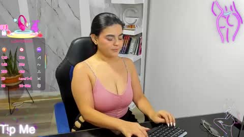 Snapshot of alayasmile chatting on 10/06/25, 03:04 Alaya online show from 10/06/25, 03:04