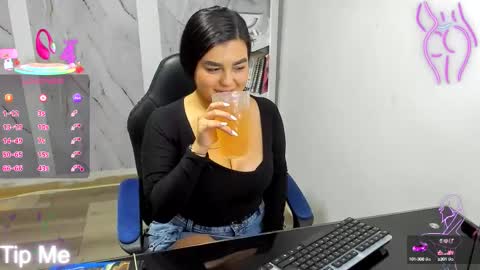 Snapshot of alayasmile chatting on 10/14/25, 01:06 Alaya online show from 10/14/25, 01:06