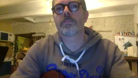 Snapshot of albandant chatting on 12/16/25, 09:42 albandant online show from 12/16/25, 09:42