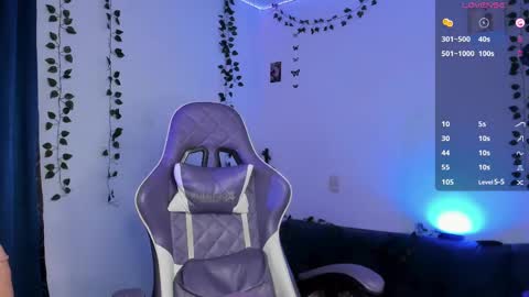 Snapshot of ale_petitee chatting on 03/11/25, 06:53 alexa online show from 03/11/25, 06:53