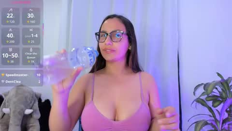 Snapshot of aleaa_ chatting on 10/19/25, 12:44 aleaa  online show from 10/19/25, 12:44