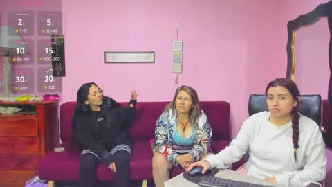Snapshot of alejita_smithh chatting on 11/20/25, 02:01 zoe and Kataleya online show from 11/20/25, 02:01