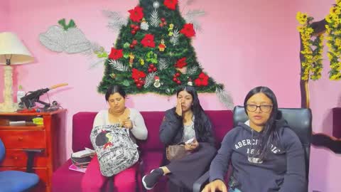 Snapshot of alejita_smithh chatting on 12/18/25, 12:22 zoe and Kataleya online show from 12/18/25, 12:22