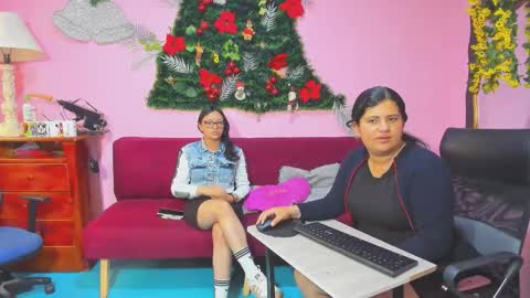 Snapshot of alejita_smithh chatting on 12/22/25, 12:24 zoe and Kataleya online show from 12/22/25, 12:24