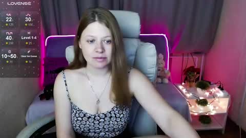 Snapshot of alekasamui chatting on 12/14/24, 04:01 Aleksa online show from 12/14/24, 04:01