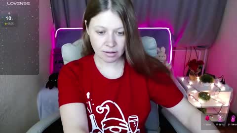 Snapshot of alekasamui chatting on 12/25/24, 11:31 Aleksa online show from 12/25/24, 11:31