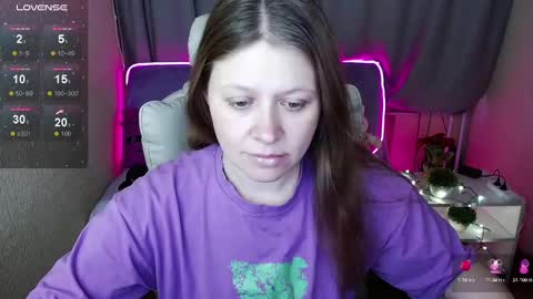 Snapshot of alekasamui chatting on 02/13/25, 04:43 Aleksa online show from 02/13/25, 04:43