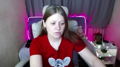 Snapshot of alekasamui chatting on 03/01/25, 01:32 Aleksa online show from 03/01/25, 01:32