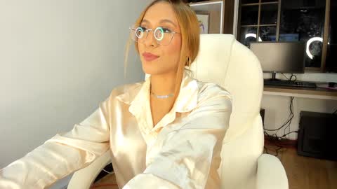 Snapshot of alessialondon chatting on 01/06/25, 04:26 Alessia online show from 01/06/25, 04:26