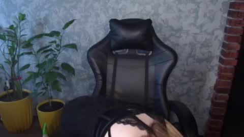 Snapshot of alessssamistress chatting on 05/02/26, 11:37 Alex online show from 05/02/26, 11:37