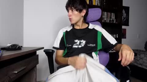 Snapshot of alex_connorr chatting on 11/10/25, 04:00 alex_connorr online show from 11/10/25, 04:00