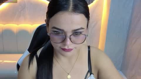 Snapshot of alexaa_tx chatting on 11/16/25, 03:01 Online 2200 to 600 online show from 11/16/25, 03:01