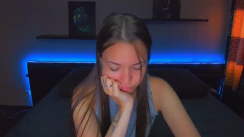 Snapshot of alexabarkley chatting on 05/13/26, 01:25 angel online show from 05/13/26, 01:25