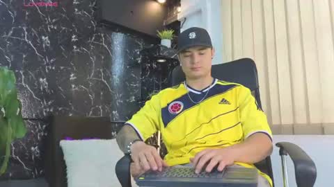 Snapshot of alexander_ferre chatting on 06/17/26, 12:29 Alexander online show from 06/17/26, 12:29
