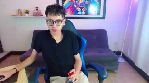 Snapshot of alexcum_18 chatting on 06/08/26, 01:33 alex online show from 06/08/26, 01:33