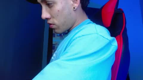 Snapshot of alexgiraldo__ chatting on 05/07/26, 02:06 alexgiraldo__ online show from 05/07/26, 02:06