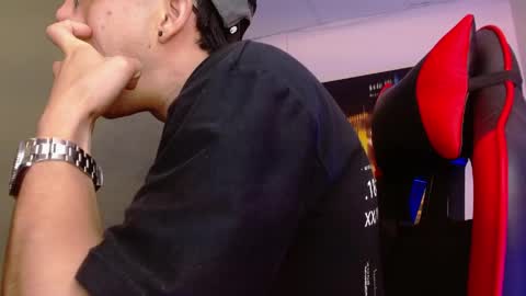 Snapshot of alexgiraldo__ chatting on 05/09/26, 02:28 alexgiraldo__ online show from 05/09/26, 02:28