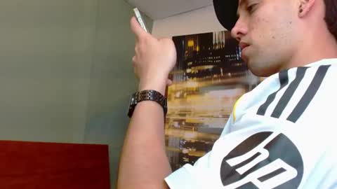 Snapshot of alexgiraldo__ chatting on 06/12/26, 03:05 alexgiraldo__ online show from 06/12/26, 03:05