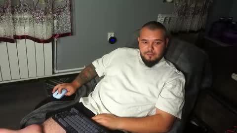 Snapshot of alexirr chatting on 10/19/25, 09:04 Alex online show from 10/19/25, 09:04