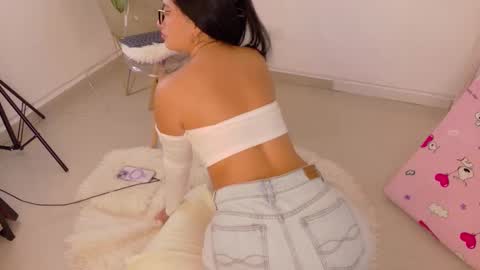 Snapshot of alia_peach_ chatting on 12/03/25, 04:31 Alia online show from 12/03/25, 04:31