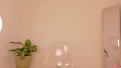 Snapshot of alia_peach_ chatting on 12/04/25, 12:42 Alia online show from 12/04/25, 12:42