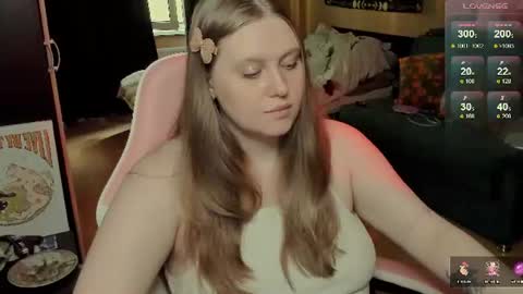 Snapshot of alice_dreamgirl_ chatting on 08/07/26, 10:50 Alice 3 online show from 08/07/26, 10:50