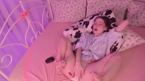 Snapshot of alice_kinky_girl chatting on 12/16/24, 01:10 Alice online show from 12/16/24, 01:10