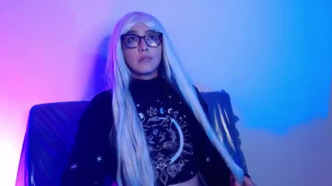 Snapshot of alice_phantom chatting on 01/15/26, 01:43 online show from 01/15/26, 01:43