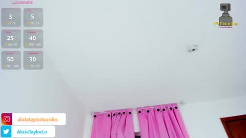 Snapshot of alicebigboobsxxx chatting on 02/05/25, 03:13 Juli   online show from 02/05/25, 03:13