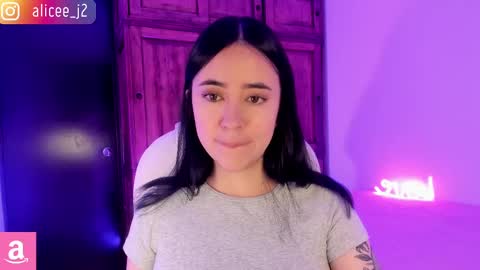Snapshot of alicee_2 chatting on 02/17/25, 10:07 Aliceee  ..   97YP9VWGZHrefnav wishlist lists 1 online show from 02/17/25, 10:07