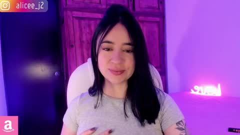 Snapshot of alicee_2 chatting on 02/19/25, 05:06 Aliceee  ..   97YP9VWGZHrefnav wishlist lists 1 online show from 02/19/25, 05:06