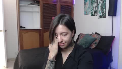 alicee_logan_ online show from 11/21/25, 08:29