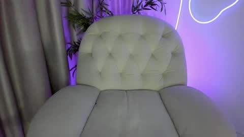 Snapshot of alicelevine chatting on 04/28/26, 04:17 AliceLevine online show from 04/28/26, 04:17