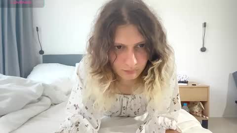 Snapshot of alicepinkhead chatting on 10/07/25, 06:10 AlicePinkhead online show from 10/07/25, 06:10