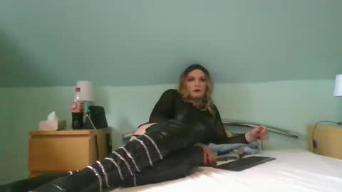 Snapshot of alicesissx13 chatting on 10/21/25, 11:44 Alice online show from 10/21/25, 11:44