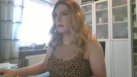 Snapshot of alicesissx13 chatting on 10/24/25, 08:33 Alice online show from 10/24/25, 08:33